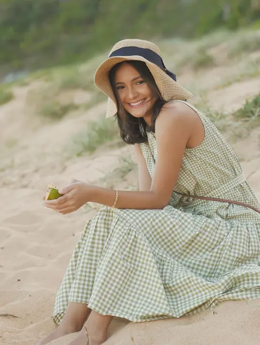 "Karena tahun-tahun yang lalu ya pas pandemi memang lumayan sedih apalagi aku sempet di Australia, waktu bulan puasa dan lebaran juga di sana, nggak sama keluarga," lanjutnya. [Instagram/amandarawles]