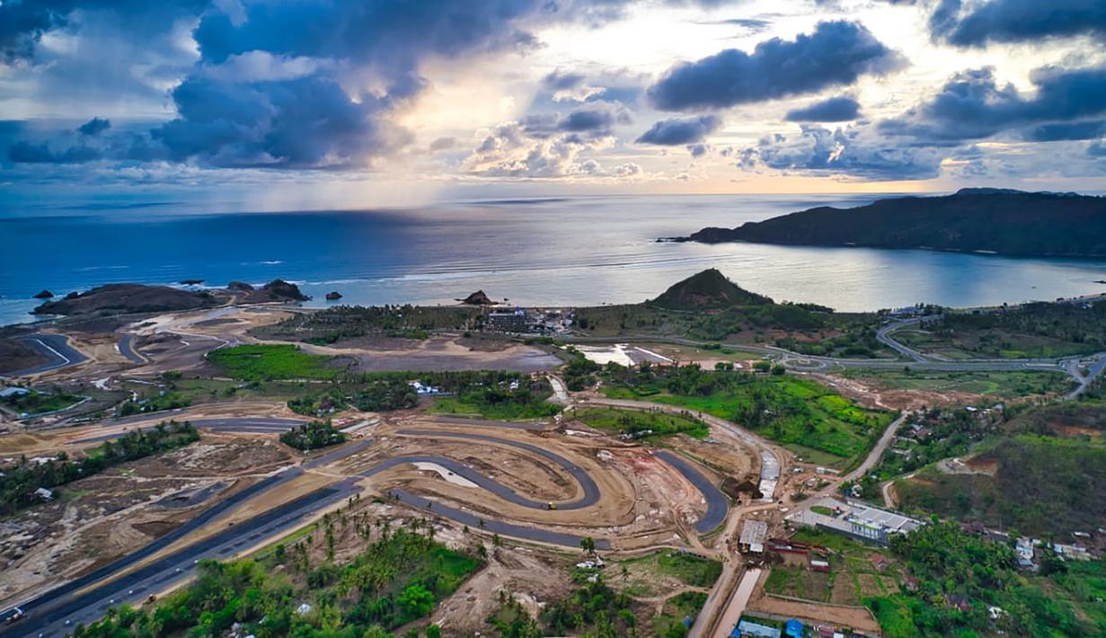 Foto aerial perkembangan pembangunan Sirkuit Jalan Raya Mandalika yang berada di dalam Kawasan Ekonomi Khusus Mandalika, Kamis (14/1/2021). Mandalika Grand Prix Association (MGPA) mengabarkan perkembangan pembangunan Sirkuit sudah mencapai 42,98 persen. (foto dok MGPA)