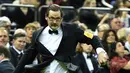 Rumor, Anjing jenis gembala Jerman memasuki arena kompetisi Best in Show di Westminster Kennel Club Dog Show, di New York City, AS (14/2). (Drew Angerer / Getty Images / AFP)