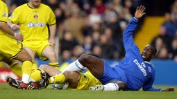 Jimmy Floyd Hasselbaink. Striker kelahiran 27 Maret 1972 ini menjadi top skor di Liga Inggris sebanyak dua kali dengan dua tim berbeda. Pada musim 1998/1999 ia meraihnya bersama Leeds United dengan torehan 18 gol dan yang kedua bersama Chelsea pada 2000/2001 dengan 23 gol. (AFP/Jim Watson)