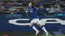 Striker Everton, Bernard melakukan selebrasi usai mencetak gol kelima timnya ke gawang Tottenham Hotspur di babak extra time dalam laga babak kelima Piala FA 2020/21 di Goodison Park, Rabu (10/2/2021). Everton menang 5-4 (4-4) atas Tottenham. (AFP/Clive Brunskill/Pool)