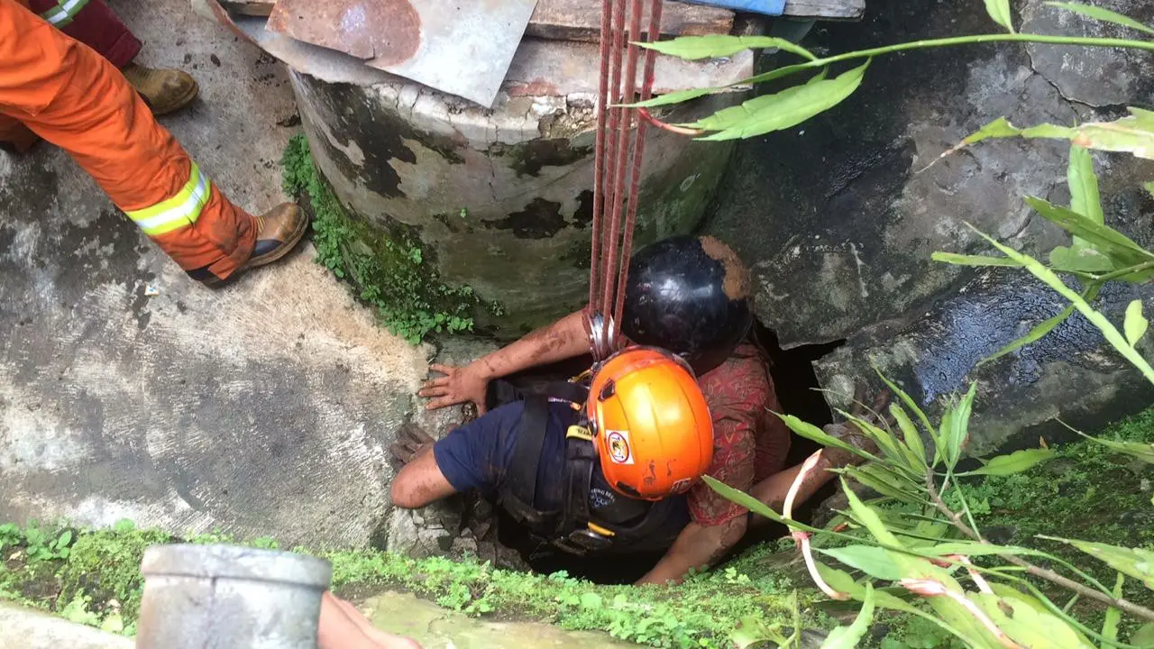 Petugas menyelamatkan korban masuk sumur