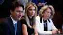 PM Kanada Justin Trudeau mengadakan pertemuan dengan Presiden AS Donald Trump di meja bundar Oval Office, Gedung Putih, Washington, Senin (13/2). Pada pertemuan tersebut, terlihat Ivanka Trump duduk tepat di samping Trudeau. (AP Photo/Evan Vucci)