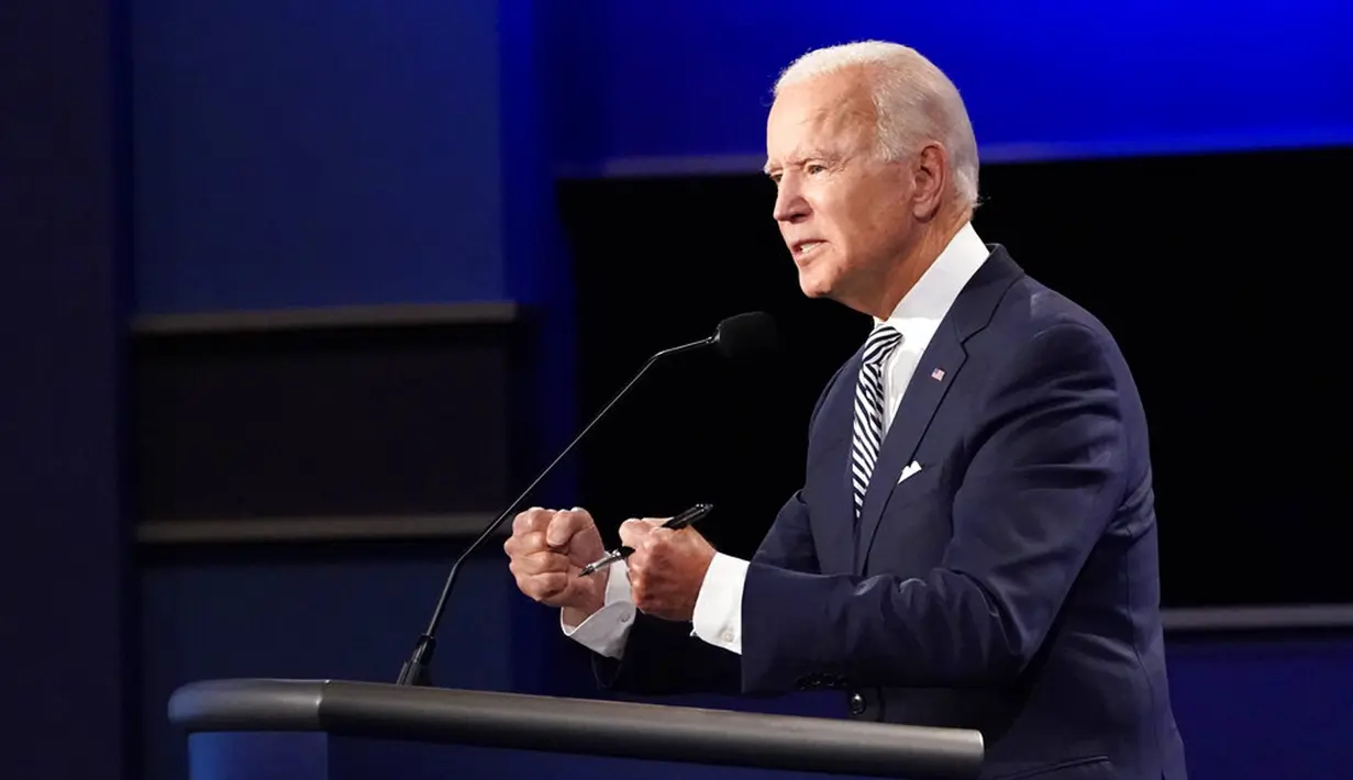 Calon presiden dari Partai Demokrat, mantan Wakil Presiden Joe Biden berbicara selama debat presiden pertama dengan Presiden Donald Trump di Case Western University and Cleveland Clinic, Cleveland, Ohio, Selasa (29/9/2020). (AP Photo/Julio Cortez)