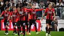 AC Milan memupuskan kemenangan tuan rumah, setelah Ante Rebic (kanan kedua) sukses membobol gawang Juventus. Rebic sukses mengkonversi umpan sepak pojok Sandro Tonali untuk menyamakan kedudukan menjadi satu sama dan bertahan hingga akhir laga. (AFP/Isabella Bonotto)