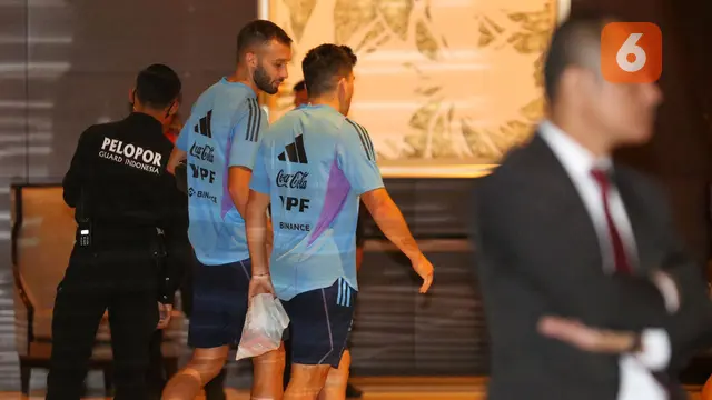 Foto: Sambil Menyeruput Mate, Pemain Timnas Argentina Tinggalkan Hotel dan Jalani Latihan di GBK