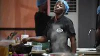 Koki Hilda Baci memasak untuk membuat rekor dunia Guinness baru untuk "maraton memasak terlama", memasak selama 97 jam, di Lagos, Nigeria pada Kamis, 11 Mei 2023. Seorang koki Nigeria pada Senin, 15 Mei 2023, melanjutkan usahanya untuk menetapkan rekor global baru untuk jam memasak nonstop terlama setelah melampaui rekor saat ini yaitu 87 jam dan 45 menit. Pada pukul 15:00 GMT pada Senin, Hilda Baci telah memasak selama lebih dari 97 jam, menjadi sensasi nasional dan menyemangati banyak orang di pusat komersial Nigeria di Lagos tempat dapurnya berada. (AP Photo/Sunday Alamba)