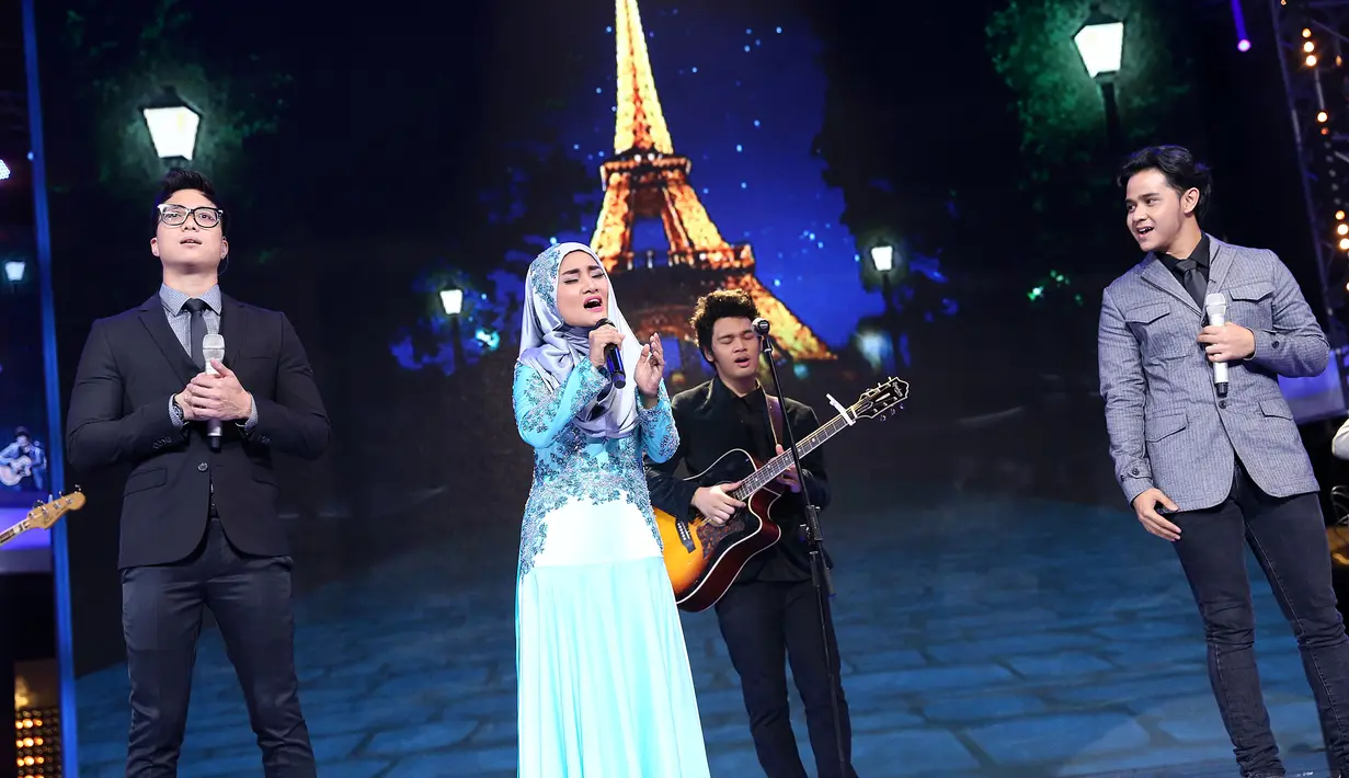 HUT SCTV juga menciptakan kolaborasi yang harmoni di atas panggung, suara merdu Fatin, Yovie dan Overtune bercampur menjadi satu lantunan yang indah. (Galih W. Satria/Bintang.com)