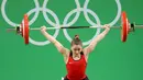 Atlet angkat besi wanita Latvia, Rebeka Koha saat mengangkat beban pada perlombaan angkat besi 53 kg putri pada Olimpiade 2016 di Rio de Janeiro , Brasil, (8/8). (REUTERS / Stoyan Nenov)