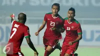 Bek Timnas Indonesia, Hansamu Yama Pranata (tengah) disambut Boaz Salossa saat merayakan gol ke gawang Thailand di final pertama Piala AFF 2016, Stadion Pakansari, Bogor, Rabu (14/12). Indonesia unggul 2-1 atas Thailand. (Liputan6.com/Helmi Fithriansyah)
