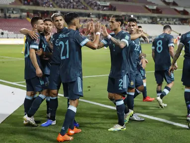 Pemain Argentina merayakan gol yang dicetak Nicolas Gonzalez ke gawang Peru pada laga kualifikasi Piala Dunia 2022 zona CONMEBOl di Estadio Nacional de Lima, Rabu (18/11/2020) pagi WIB. Argentina menang 2-0 atas Peru. (AFP/Sebastian Castaneda/pool)