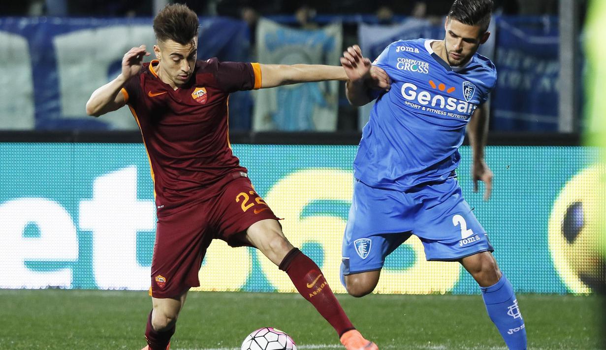 Pemain AS Roma, Stephan El Shaarawy, berusaha melewati pemain Empoli, Vincent Laurini, pada pertandingan lanjutan Serie A Italia di Stadion Carlo Castellani, Empoli, Minggu (28/2/2016) dini hari WIB. (EPA/Fabio Muzzi)