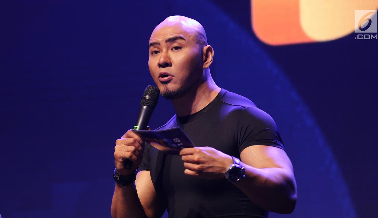 Presenter Deddy Corbuzier saat jadi pembicara di  XYZ DAY 2018  di The Hall Senayan City, Jakarta, Rabu (25/4). XYZ Day merupakan ajang perkenalan KapanLagi Youniverse. (Liputan6.com/Herman Zakharia)