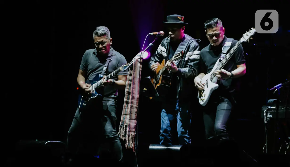 Aksi panggung Glenn Fredly saat tampil dalam festival musik Love Fest di Istora Senayan, Jakarta, Sabtu (22/2/2020). Dalam penampilannya Glenn Fredly membawakan sejumlah lagu hits nya seperti sedih tak berujung, akhir cerita cinta, januari. (Liputan6.com/Faizal Fanani)