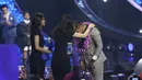 Senin (9/4) Joan malam, finalis asal Papua harus meninggalkan panggung Indonesian Idol. Sedangkan dua finalis, Maria dan Abdul bersaing menjadi juara sebagai Indonesian Idol 2018. (Nurwahyunan/Bintang.com)