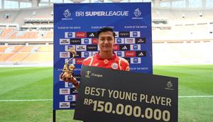 Dony Tri Pamungkas dengan trofi pemain muda terbaik BRI Super League 2025/2026. (Dok. I.League)