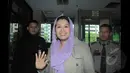Yenny Wahid melambaikan tangan usai menyambangi Komisi Pemberantasan Korupsi, Jakarta, Kamis (12/2/2015). Yenny Wahid menyampaikan titipan dukungan warga pesantren di jawa barat. (Liputan6.com/Herman Zakharia)