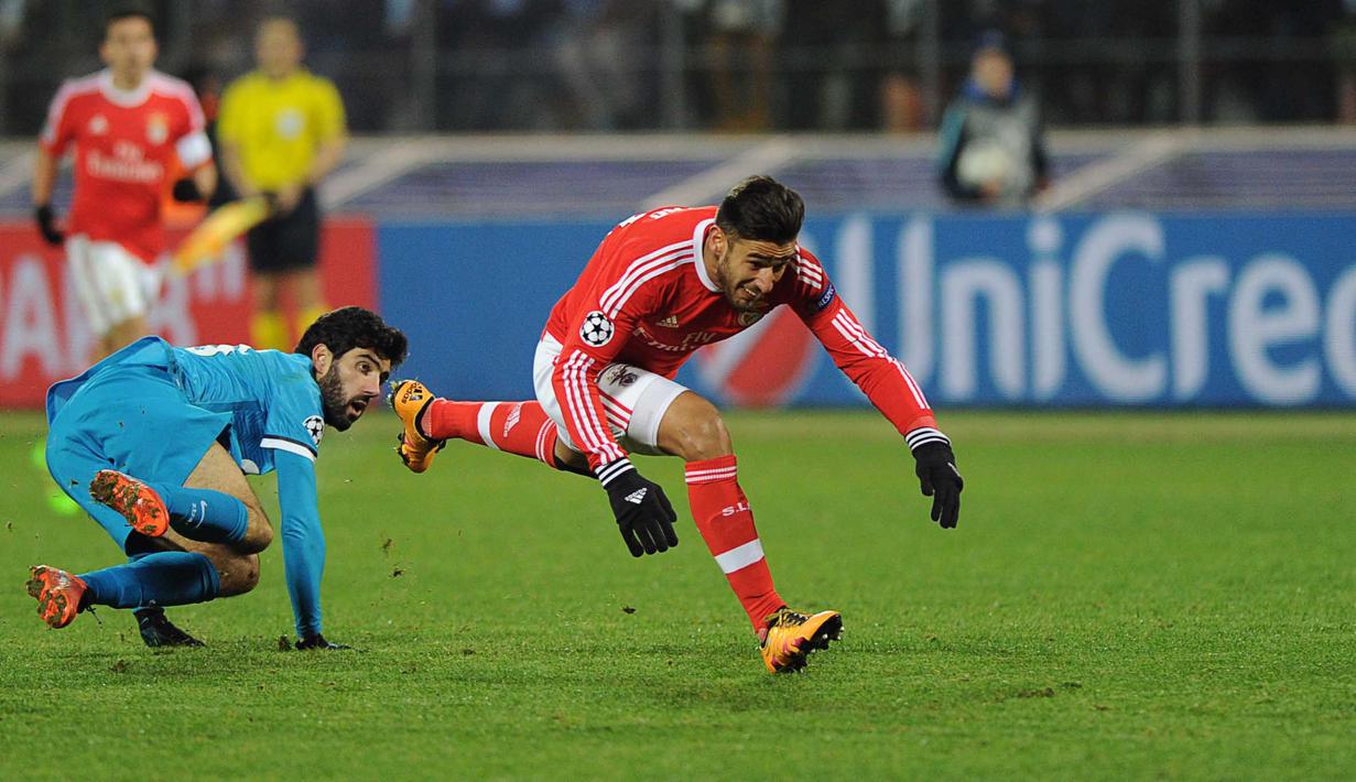 Pemain Zenit, Luis Neto (kiri) menghalau bola dari kejaran pemain Benfica, Eduardo Salvio pada leg kedua 16 besar Liga Champions di Stadion Petrovsky, St. Petersburg, Kamis (10/3/2016) dini hari WIB. (AFP/Olga Maltseva)