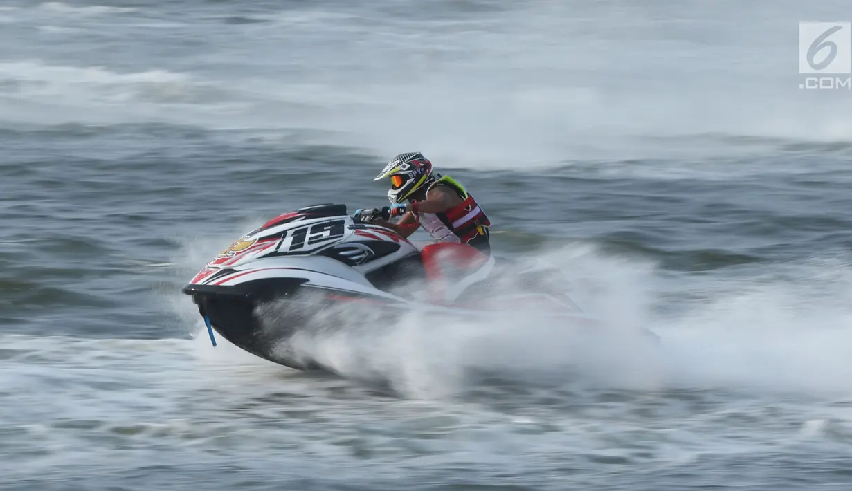 Atlet Jetski Indonesia, Aero Sutan Aswar saat Final Moto4 Jetski kelas Runabout Limited Asian Games di Pantai Ancol, Jakarta, Jumat (24/8). Aero Sutan harus puas dengan medali perak, emas diraih Allanjawi dari UAE. (Liputan6.com/Helmi Fithriansyah)