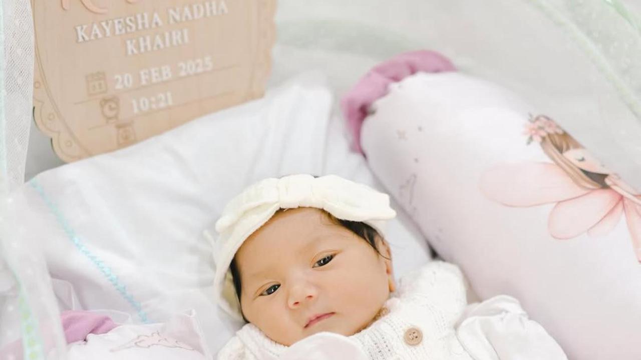 Kiky Saputri dan Suami Gendong Anak Pertama, Potret Kebahagiaan Keluarga Kecil Mereka