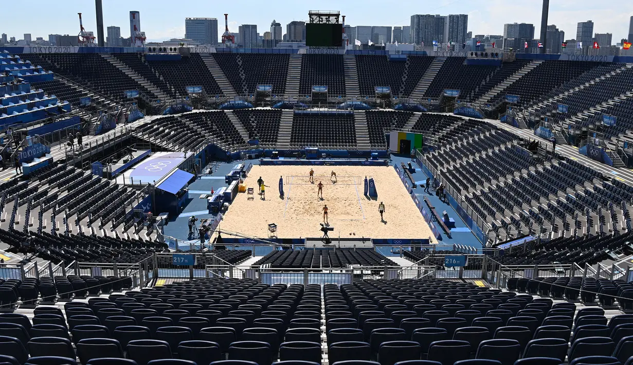 Shiokaze Park menjadi venue yang menawarkan pemandangan indah Jembatan Pelangi ikonik Tokyo dan Teluk Tokyo yang indah dalam Olimpiade Tokyo 2020. Tempat ini akan digunakan untuk cabang olah raga voli pantai. (Foto: AFP/Angela Weiss)