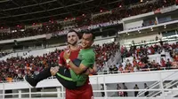 Striker Persija, Marko Simic, menggendong rekannya Riko Simanjuntak usai melawan Persela pada laga Liga 1 di SUGBK, Jakarta, Selasa (20/11). Persija menang 3-0 atas Persela. (Bola.com/Vitalis Yogi Trisna)
