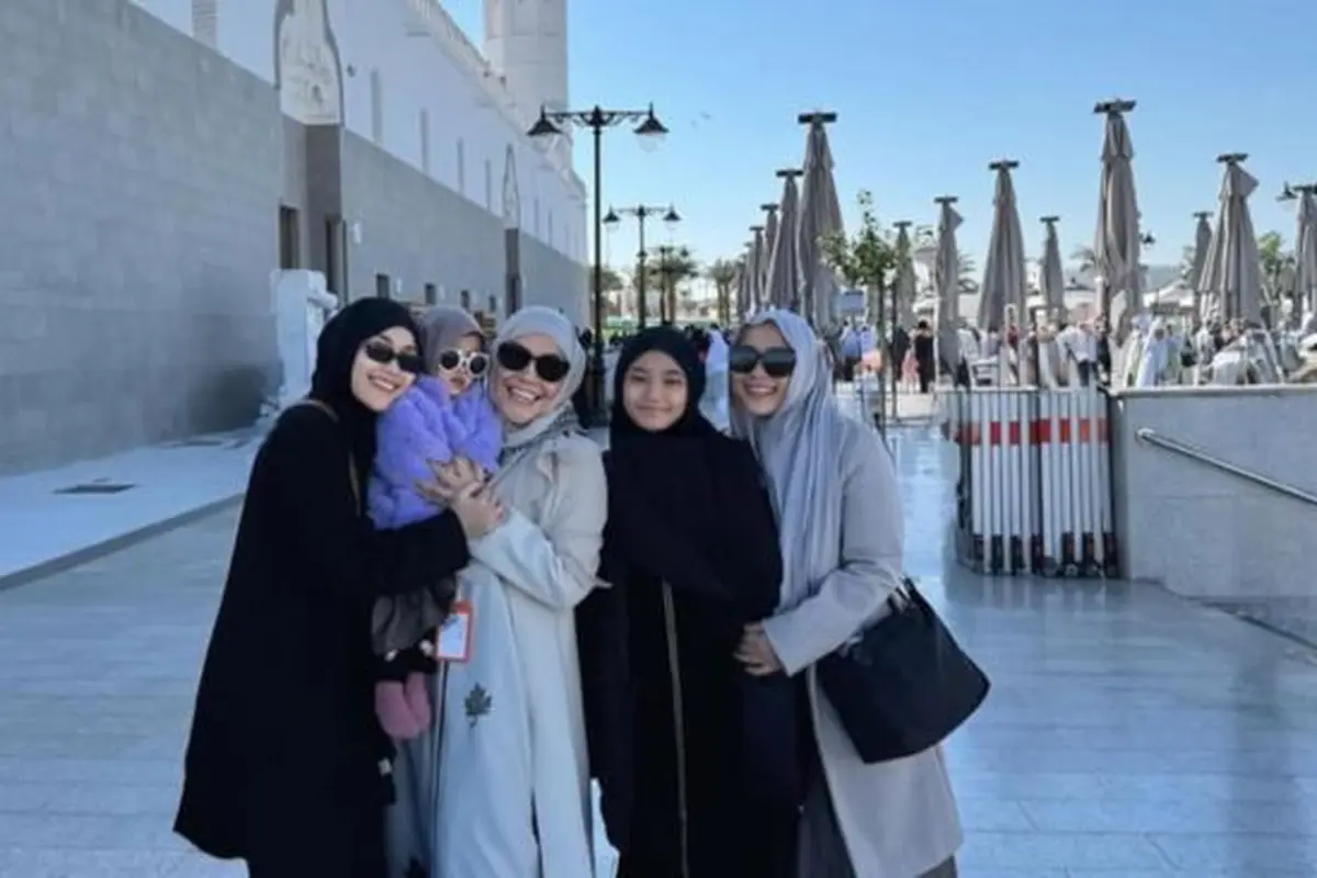 Potret Ayu Ting Ting Umrah Bareng Keluarga (credit: https://www.instagram.com/ayutingting92/)