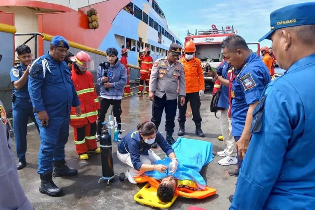 Polsek Kawasan Pelabuhan Manado bersama sejumlah instansi terkait menggelar latihan bersama simulasi keadaan darurat kebakaran kapal di kawasan pelabuhan pada, Senin (9/12/2024).