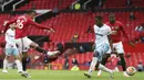 Pemain Manchester United Mason Greenwood mencetak gol ke gawang West Ham United pada pertandingan Liga Inggris di Old Trafford, Manchester, Inggris, Rabu (22/7/2020). Pertandingan berakhir dengan skor 1-1. (Cath Ivill/Pool via AP)
