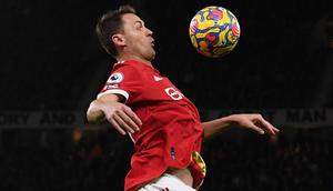 Gelandang Manchester United, Nemanja Matic mengontrol bola saat menghadapi Wolverhampton pada laga Liga Inggris 2021/2022 di Old Trafford Stadium, Manchester (3/1/2022). Didatangkan Chelsea dari Benfica pada tengah musim 2013/2014 dengan mahar 25 juta euro, Nemanja Matic yang total membela Chelsea dalam 154 laga dengan torehan 7 gol dan 19 assist akhirnya dilepas ke Manchester United pada awal musim 2017/2018 dengan nilai transfer 44,7 juta euro. (AFP/Paul Ellis)