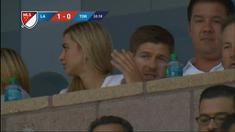 Steven Gerrard menyaksikan laga L.A Galaxy vs Toronto FC yang berakhir dengan skor 4-0. Robbie Keane striker L.A Galaxy mencetak hattrick di laga tersebut.