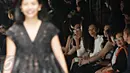 Sejumlah desainer saat parade fashion show pada pembukaan Jakarta Fashion Week (JFW) 2016 di Senayan City, Sabtu (24/10/2015). Pekan mode terbesar di Asia Tenggara ini berlangsung selama 24-30 Oktober . (Liputan6.com/Imanuel Antonius)