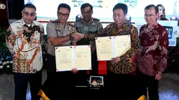 Direktur kelembagaan PT BRI, Sis Apik Wijayanto (kedua kanan) berjabat tangan dengan Kepala Pelayanan Markas Besar Polri Kombes Budi Wijanarko saat acara peluncuran Kartu BRI Promoter, Jakarta, Jumat (16/5). (Liputan6.com/Johan Tallo)