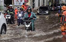 FOTO: Banjir Rendam Jalanan di Kawasan Cipulir usai Hujan Lebat Guyur Jakarta Sejak Siang
