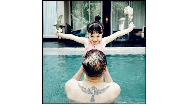 Ayah dan anak tersebut terlihat begitu bahagia.