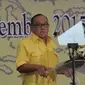 Ketum Golkar Munas Bali Aburizal Bakri memberikan pidato saat silaturahmi nasional Golkar di Kantor DPP Golkar, Jakarta, Minggu (1/11). Silahturahmi di gelar untuk membahas persiapan Partai Golkar dalam menghadapi pilkada 2015. (Liputna6.com/Angga Yuniar)