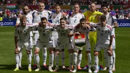 Para pemain starting XI Timnas Hungaria berfoto bersama jelang dimulainya laga Grup A Euro 2024 menghadapi Timnas Swiss di RheinEnergie Stadium, Cologne, Jerman, Sabtu (15/6/2024). (AP Photo/Themba Hadebe)