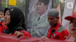Massa buruh yang tergabung dalam Gerakan Buruh Bersama Rakyat (GEBRAK) menggelar demo di kawasan di Patung Kuda, Jakarta Pusat, Kamis (20/10/2022). Massa Gebrak juga menuntut beberapa hal yakni pencabutan Omnibus Law UU Cipta Kerja, pembatalan revisi UU P3 dan RKUHP, pembatalan revisi UU Sisdiknas serta setop tindakan represifitas aparat terhadap warga sipil. (Liputan6.com/Faizal Fanani)