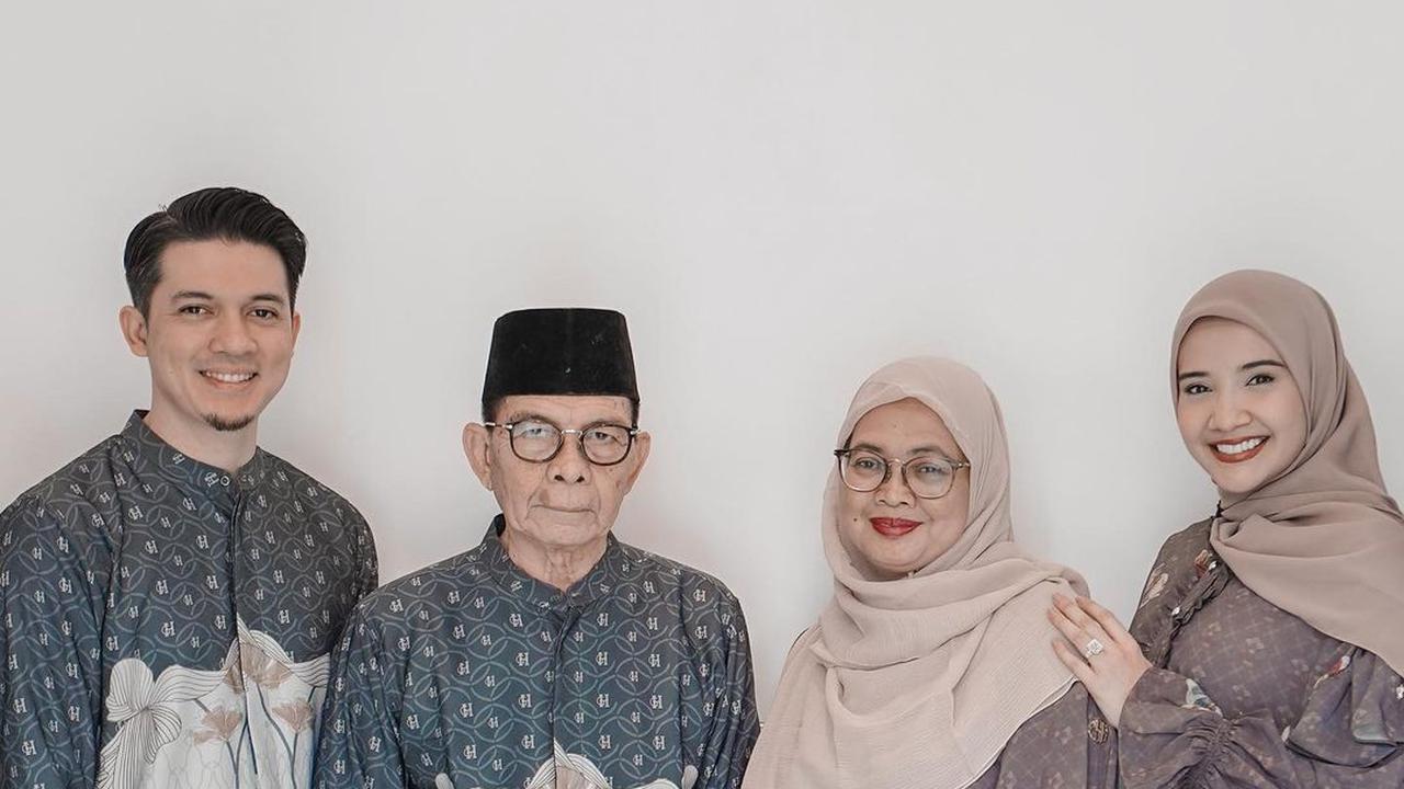 Zaskia Sungkar, Irwansyah, dan kedua orangtua. (Foto: Instagram @zaskiasungkar15)