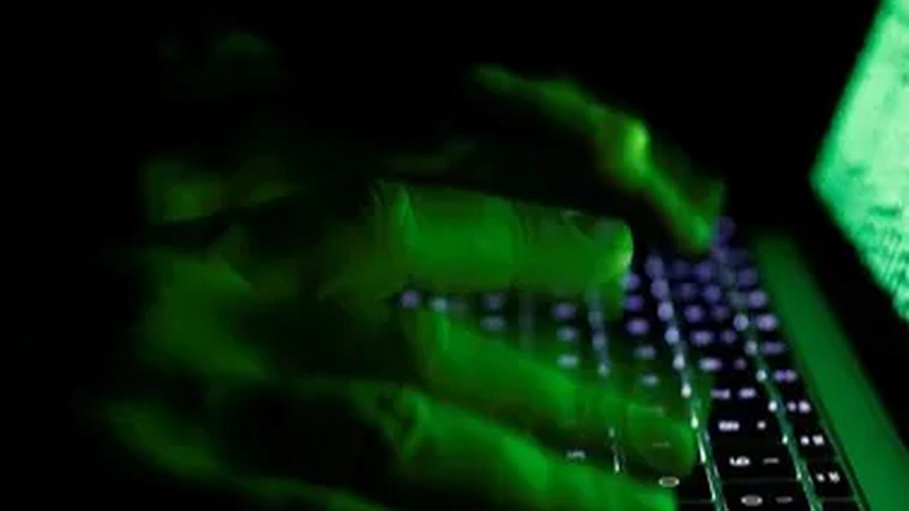Selain menuliskan sesuatu, peretas juga menampilkan gambar meme bergerak. Gambar itu menunjukan troll sedang mengetik di keyboard dan monitor PC di depannya mengeluarkan efek ledakan.