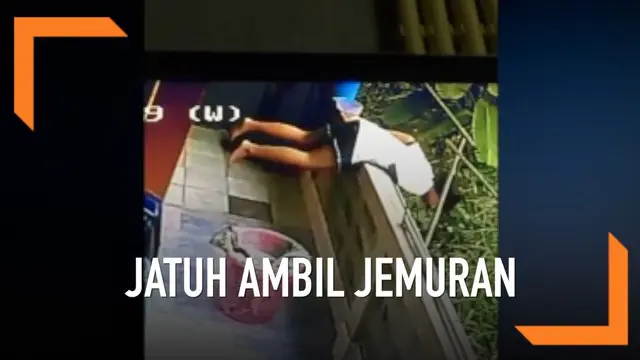 Momen lucu seorang gadis berusia 18 tahun jungkir balik saat mengambil jemuran yang terjatuh. Video ini mengundang gelak tawa guru dan teman sang gadis.