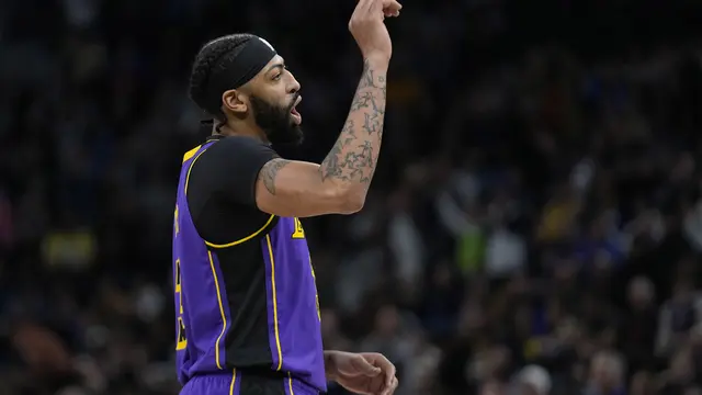 Aksi pemain Lakers Anthony Davis di laga NBA