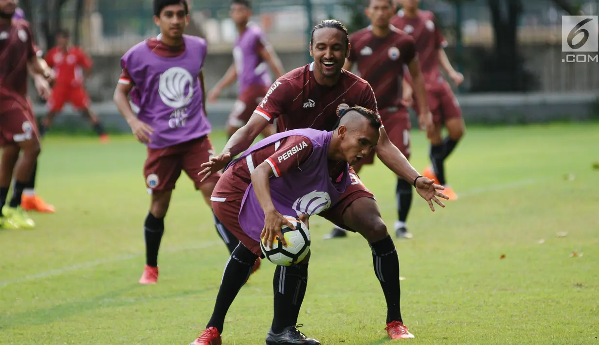 Pemain Persija, Marko Simic (tengah) saat latihan jelang laga Piala AFC 2018 di Lapangan A Senayan, Jakarta, Selasa (13/3). Persija akan menjamu Song Lam Nghe An pada kualifikasi grup H Piala AFC 2018, Rabu (14/3). (Liputan6.com/Helmi Fithriansyah)