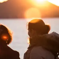 Ilustrasi ibu dan anak perempuannya. (Photo by Fonsi Fernández on Unsplash)