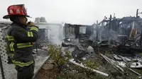 Petugas pemadam kebakaran di area pasca-gempa California. (VOA News)