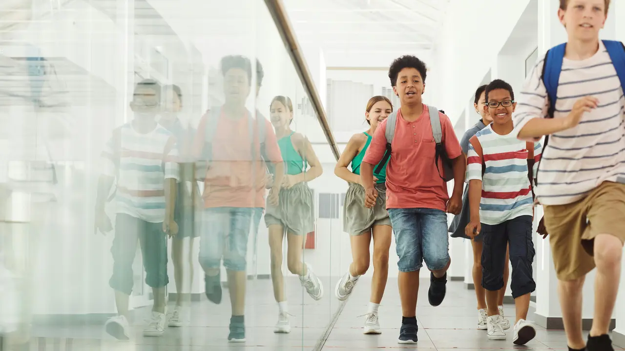 Anak Pulang Sekolah Bau Keringat? Begini Cara Mengatasinya