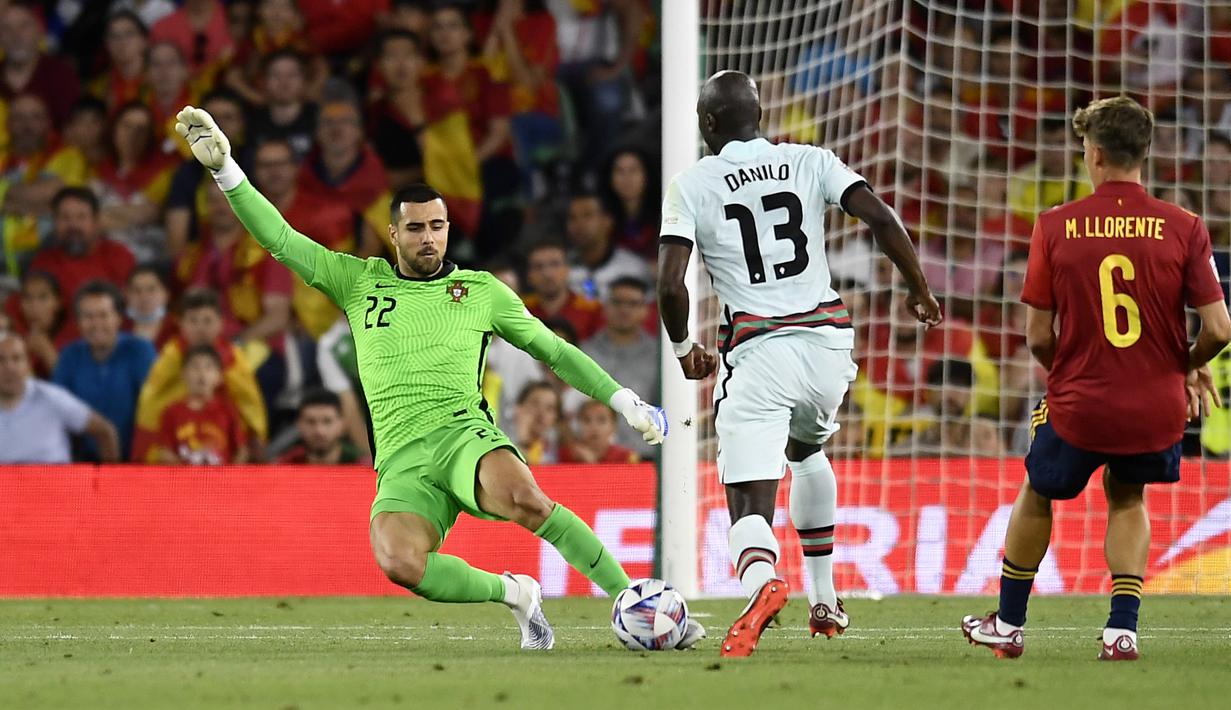 <p>Penjaga gawang Portugal, Diogo Costa melakukan penyelamatan saat bertanding melawan Spanyol pada pertandinga perdana Grup B Nations League 2022 di Stadion Benito Villamarin, di Seville, Spanyol, Jumat (3/6/2022). Spanyol bermain imbang dengan Portugal 1-1. (AP Photo/Jose Breton)</p>
