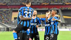 Pemain Inter Milan merayakan gol yang dicetak Romelu Lukaku ke gawang Bayer Leverkusen pada perempat final Liga Europa 2019/2020 di Merkur Spiel-Arena, Jerman, Selasa (11/8/2020) dini hari WIB. Inter Milan menang 2-1 atas Bayer Leverkusen. (AFP/Martin Meissner/pool)