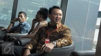 Gubernur DKI Jakarta Basuki 'Ahok' Tjahaja Purnama berada di ruang tunggu Gedung KPK, Jakarta, Selasa (12/4). (Liputan6.com/Helmi Afandi)