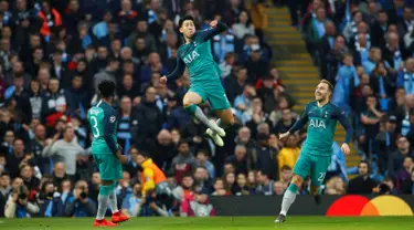 Penyerang Tottenham Hotspur Son Heung-min (tengah) melompat ke udara usai mencetak gol ke gawang Manchester City pada leg kedua babak perempat final Liga Champions di Etihad Stadium, Manchester, Inggris, Rabu (17/4). (Reuters/Jason Cairnduff)